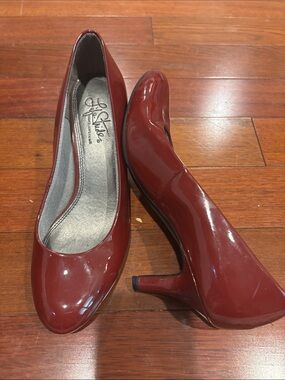 Life Stride Women's Burgundy Patent Mid Heel Pumps